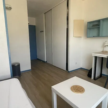 Comfortable 17 M In Apartment *