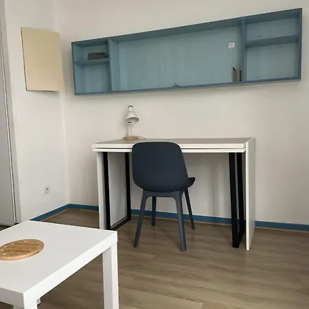 Comfortable 17 M In Apartment Toulon